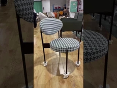 लाल काले रंग की रंगीन धातु भोजन कक्ष कुर्सियाँ/बंद हाथ वाली गद्देदार भोजन कक्ष कुर्सियाँ